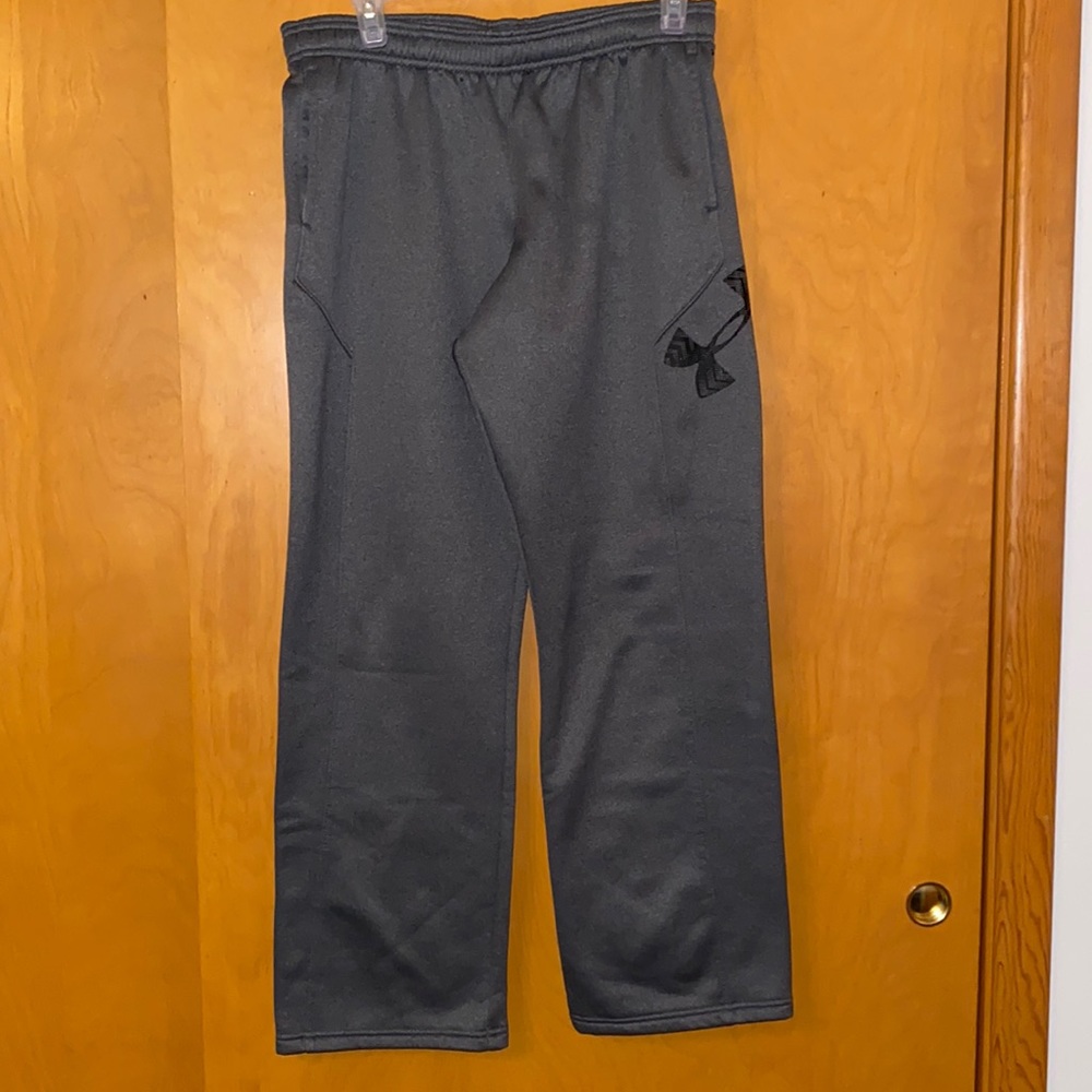 Like new Under Armour boys SZ YXL loose fit
